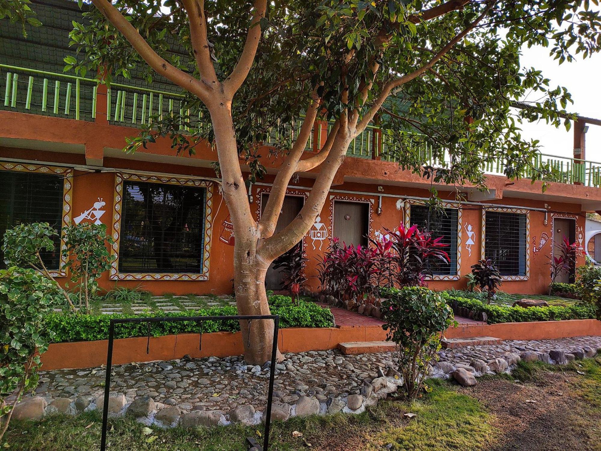 Van Vagdo Resort Rajpipla エクステリア 写真