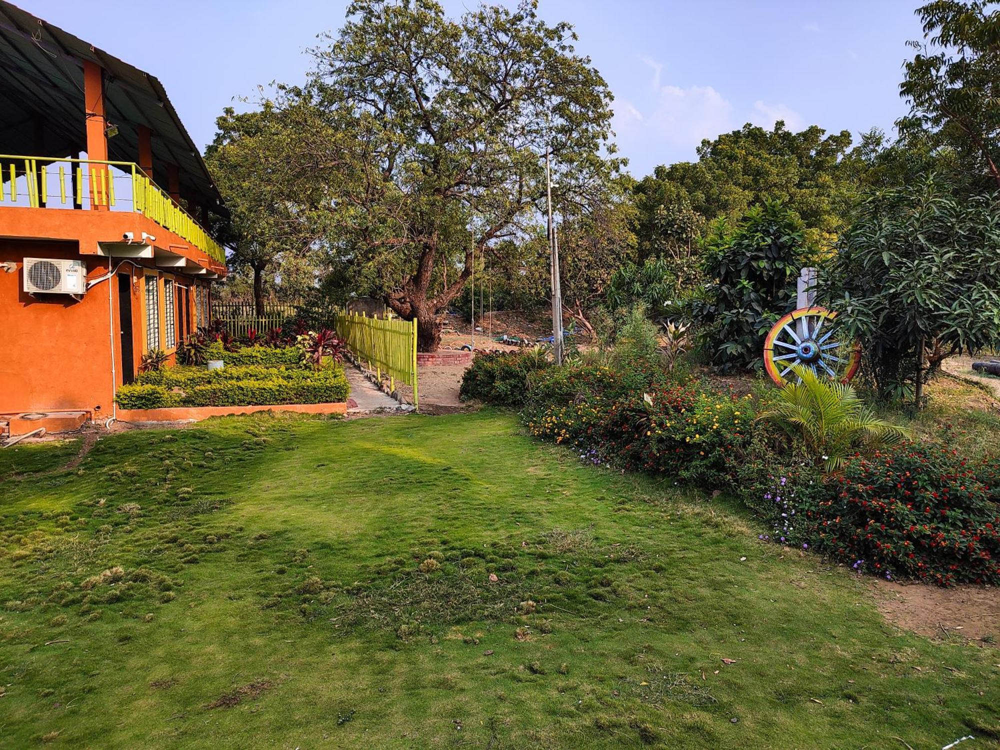 Van Vagdo Resort Rajpipla エクステリア 写真